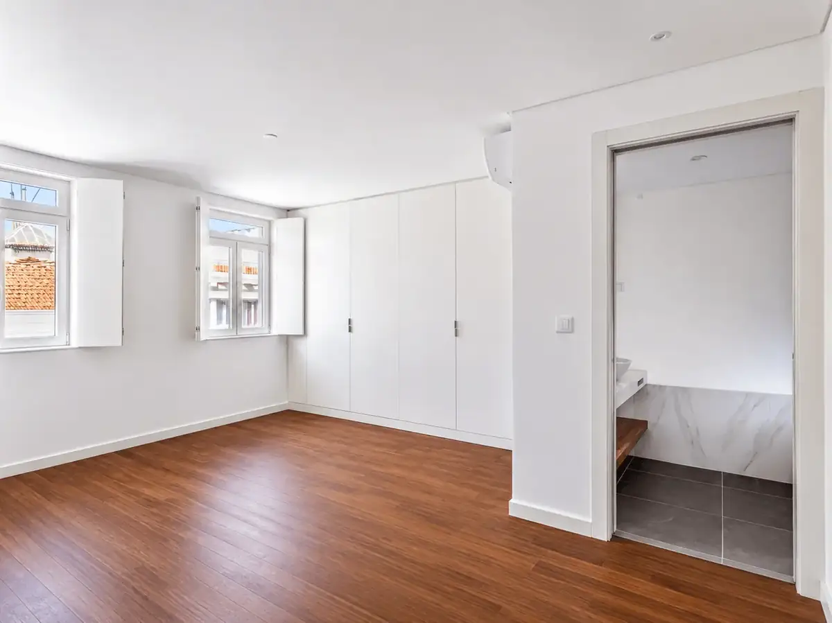 Quarto com pavimento em madeira e roupeiros integrados no Palmira 28